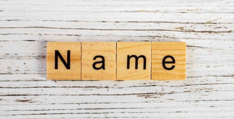 Das Wort Name auf Holzblöcke gedruckt