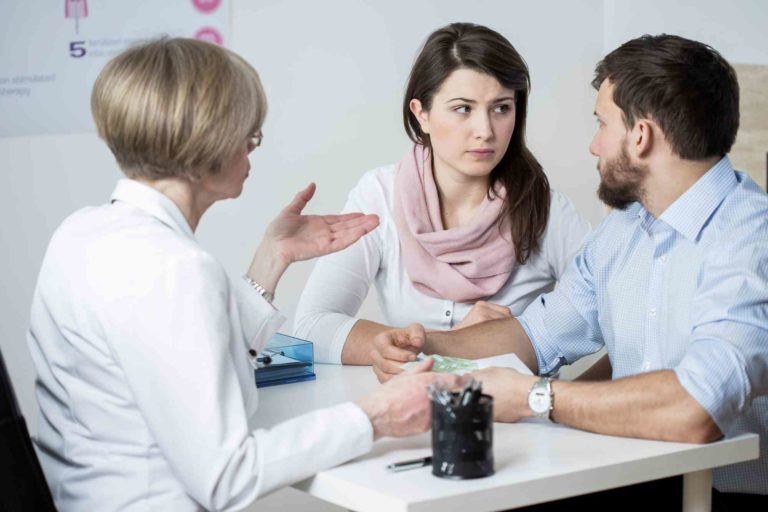 Paar sitzt am amt und beantragen Unterhaltsvorschuss