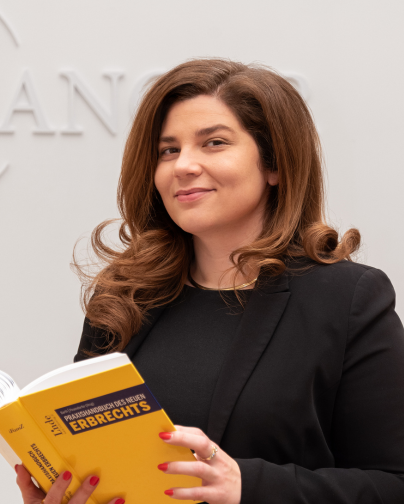 Mag. Manuela J. Manour LL.M. Profilbild